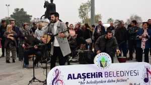 Alaşehirliler sokakta müzik ziyafetiyle coştu!