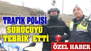 Trafik Polisi Motosiklet Sürücüsünü Tebrik Etti