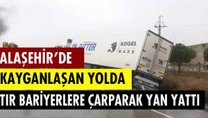 Alaşehir'de Kayganlaşan Yolda Tır Bariyerlere Çarparak Yan Yattı