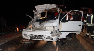 Kula'da minibüs tırın arkasından çarptı 2 kişi öldü