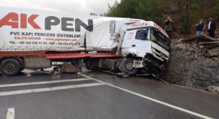 Manisa'da iki tırın devrilmesi sonucu 3 kişi yaralandı