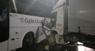 Manisa'da Tır'la otobüsün çarpıştığı kaza'da 1 kişi yaralandı 