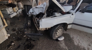 Alaşehir'de otomobil solladığı kamyona çarptı : 1 ÖLÜ, 2 Yaralı