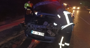 Kula'da otomobil tıra arkadan çarptı : 3 yaralı