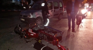 Manisa'da hafif ticari aracın çarptığı motosiklet sürücüsü yaralandı