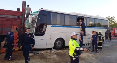 Manisa'da işçi otobüsü kamyona arkadan çarpması sonucu 1 kişi öldü, 29 kişi yaralandı