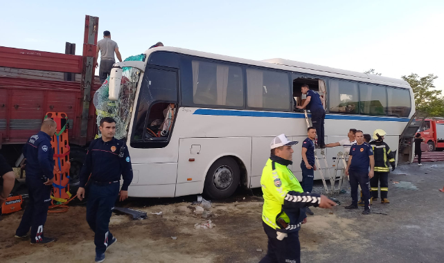 Manisa'da işçi otobüsü kamyona arkadan çarpması sonucu 1 kişi öldü, 29 kişi yaralandı