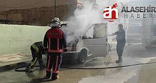 Alaşehir'de park halinde bulunan minibüs alev alarak kül oldu